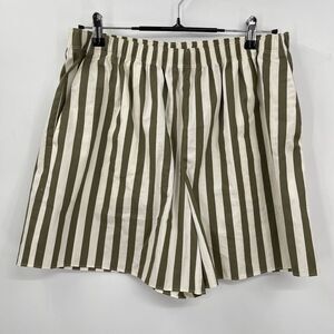 Nordstrom woman's ‎ Stripe Short  Military Olive With Pockets Size M